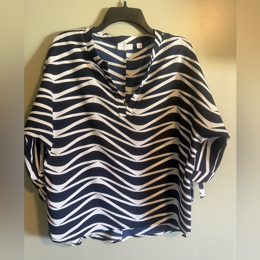 New York & Company Navy and White Wave-Stripe Tunic Tie short sleeves size large